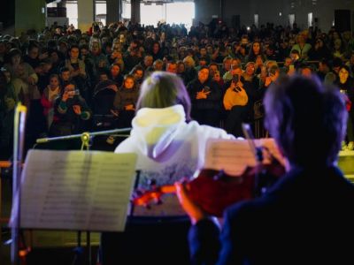 В Одесі для переселенців і воїнів тероборони провели благодійний концерт